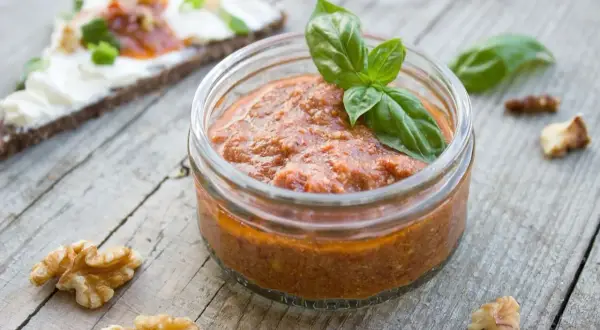 Domowe czerwone pesto: przepis na idealny smak bez goryczki