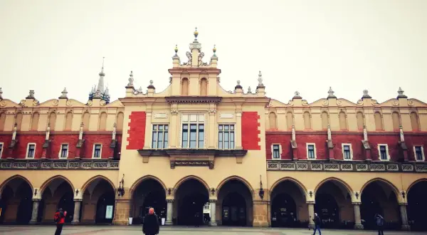 Sukiennice, serce największego rynku w Polsce, z arkadami i ozdobną fasadą.
