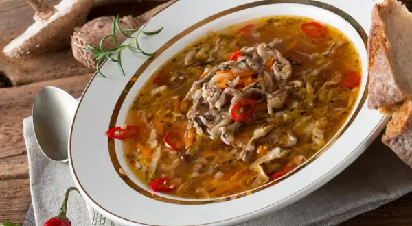 Aromaticzne flaczki z kani, z dodatkiem marchewki i papryczki chili, podane z chlebem.