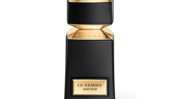 Elegancka butelka perfum Bvlgari Le Gemme Amunae w kolorze czarnym ze złotymi detalami i kamieniem na wieczku.