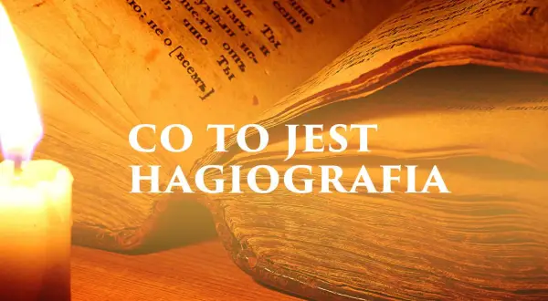 Płonąca świeca oświetla starą księgę, której strony pokryte są tekstem. Na pierwszym planie biały napis "CO TO JEST HAGIOGRAFIA" sugeruje, że księga zawiera opowieści o świętych.