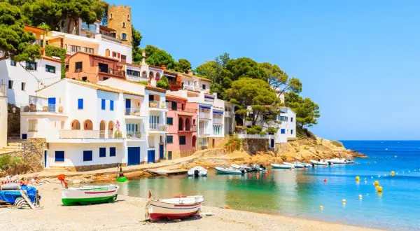 Ile trwa lot na Costa Brava? Czas lotu z Polski, który zaskakuje