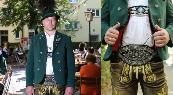 Mann in traditioneller Werdenfelser Tracht mit grünem Janker, bestickter Lederhose und Hut mit Gamsbart.