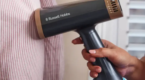 Ręczna myjka parowa Russell Hobbs w akcji. Sprawdź nasz ranking myjek parowych, by wybrać najlepszą!