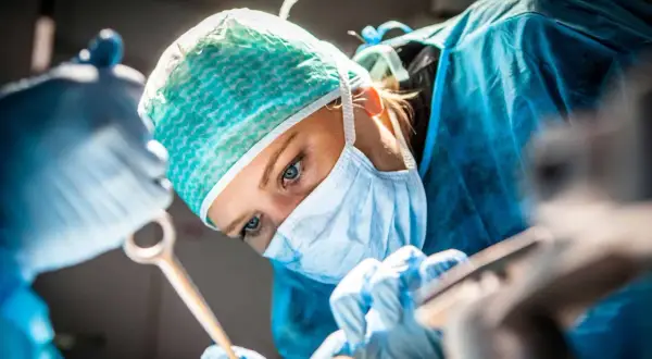 Chirurgin bei einer Operation, die an Brachytherapie Scheide Erfahrungen erinnert.