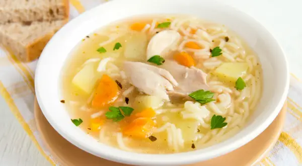 Przesolona zupa? 7 sposobów, by uratować obiad!
