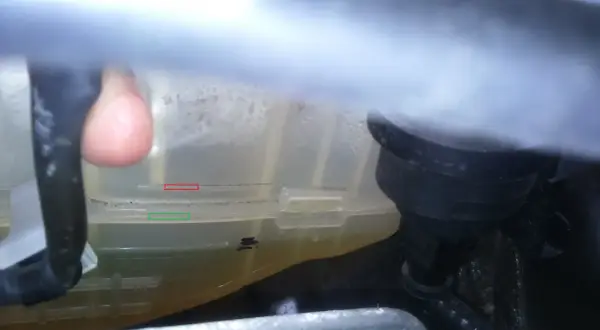 Poziom płynu chłodniczego w zbiorniczku Renault Megane. Czerwona linia oznacza max, zielona min.
