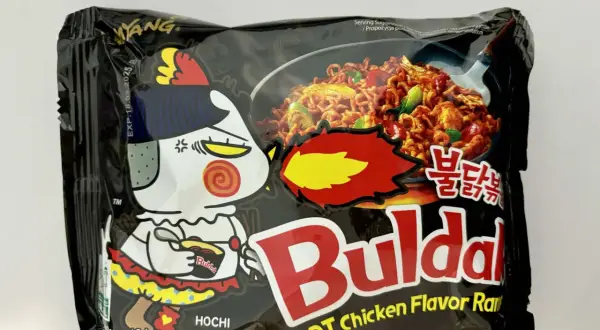 Gdzie kupić buldak ramen? Opakowanie pikantnego kurczakowego ramenu z postacią Houchi.