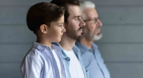 Trois générations d'hommes, du jeune garçon au grand-père, symbolisant la transmission et qui est exonéré des droits de succession.