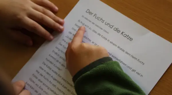 Kinder lesen gemeinsam "Der Fuchs und die Katze". Kostenloses Lesetandem-Material.