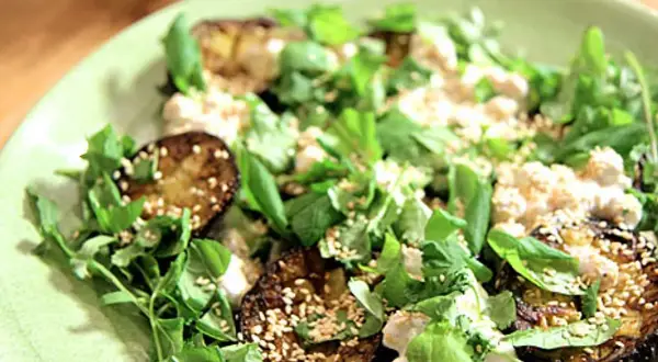 Grillad aubergine med krämig topping och färska örter, ett perfekt aubergine recept för en lätt lunch.