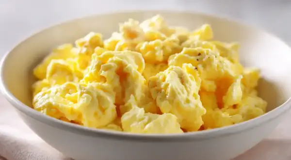 En skål med fluffiga, gyllene äggröra, perfekt för en god frukost.