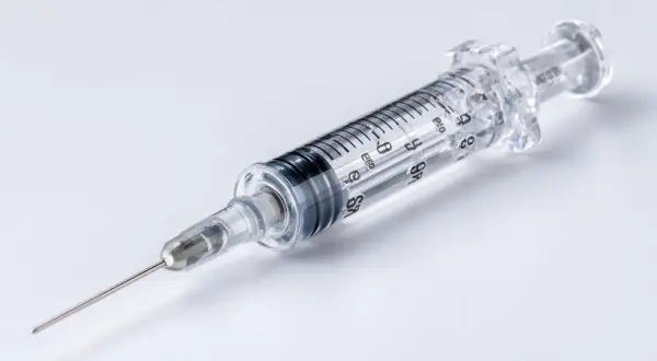 Seringue transparente avec aiguille fine, graduations claires pour mesurer les différentes seringues et leur utilisation précise.