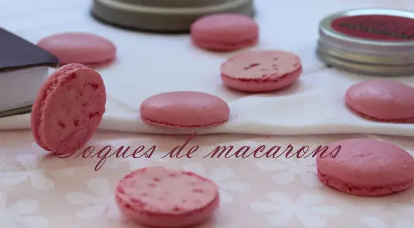 Coques roses de macarons, prêtes pour de nouvelles recettes.