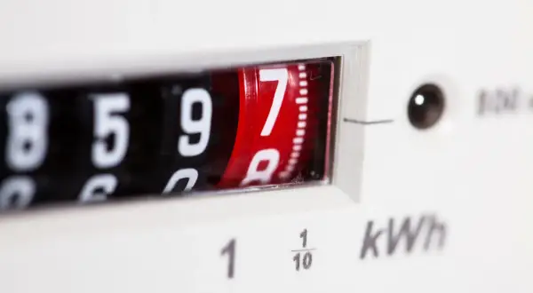 Contatore elettrico con cifre 8597. Utile per il calcolo del fabbisogno termico in kW.