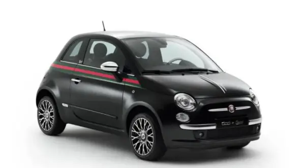 Czarny Fiat 500 Gucci z charakterystycznym zielono-czerwonym pasem na boku.
