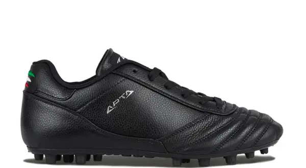 Scarpe da calcio nere con tacchetti, logo APTA e bandierina italiana sul tallone. Pronte per il campo!