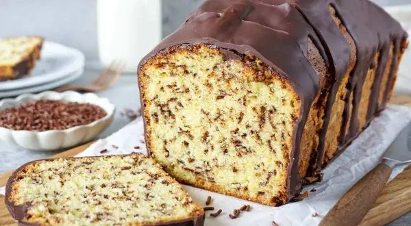 Ein saftiger Ameisenkuchen mit Schokoladenglasur und Streuseln. Dieses Ameisenkuchen Rezept ist ein Genuss!