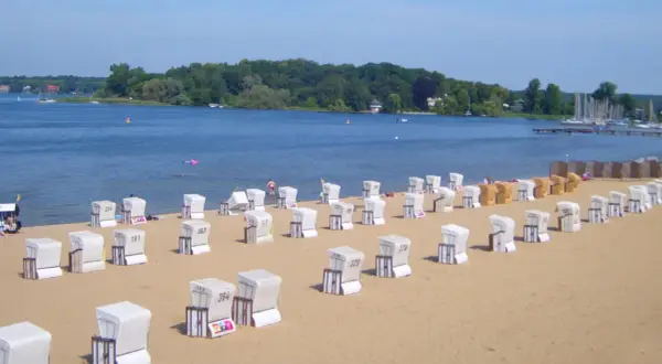 Strandkörbe am Ufer eines Sees, ein typischer Anblick an vielen badeseen deutschland.