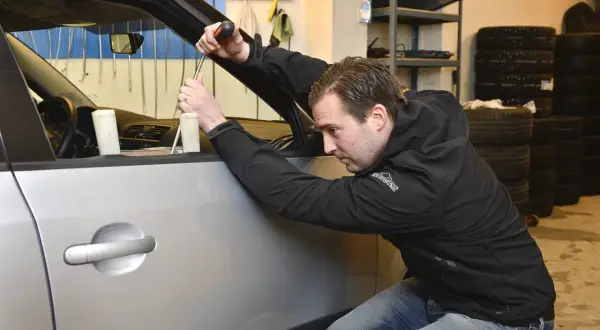 Man försöker dölja en smitning efter en parkeringsskada, men det kan leda till straff.