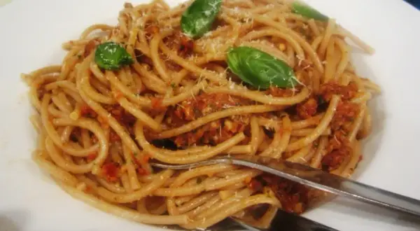 Spaghetti siciliana: prosty przepis na pyszne danie z Sycylii