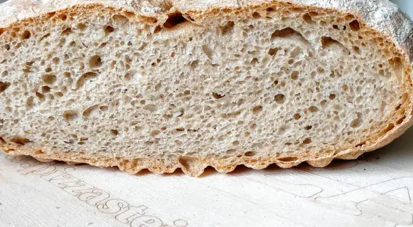 Frisch gebackenes Dinkelbrot mit einer luftigen Krume und knuspriger Kruste. Perfekt zum Dinkelbrot backen.