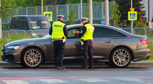 Policjanci kontrolują kierowcę. Nowe kary za jazdę po alkoholu to poważna sprawa, a funkcjonariusze dbają o bezpieczeństwo na drogach.
