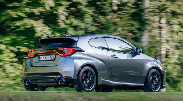 La Toyota Yaris GR scatta sull'asfalto, liberando i suoi cavalli in un turbine di verde.