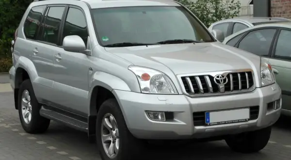 Srebrny Toyota Prado, gotowy na każdą podróż, z charakterystycznym grillem i mocną sylwetką.