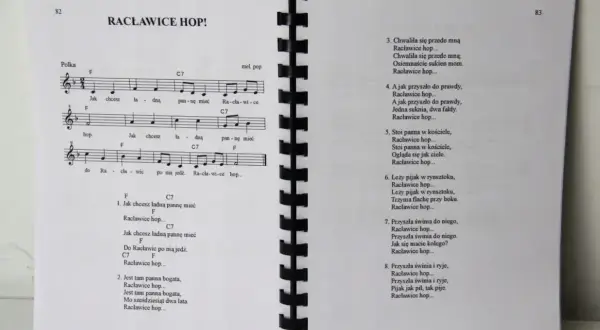 Śpiewnik z piosenkami biesiadnymi, w tym "Racławice hop!". Nuty i teksty do wspólnego śpiewania.