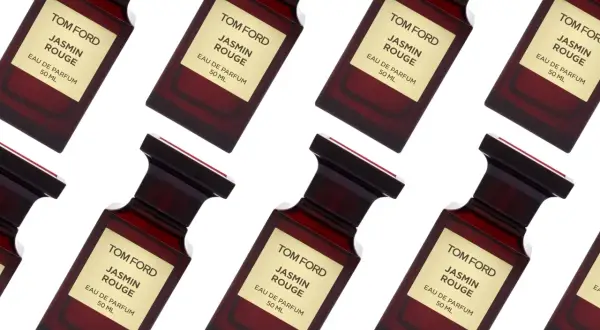 Wiele flakonów perfum Tom Ford Jasmin Rouge, każdy z charakterystyczną złotą etykietą i ciemnoczerwonym szkłem.