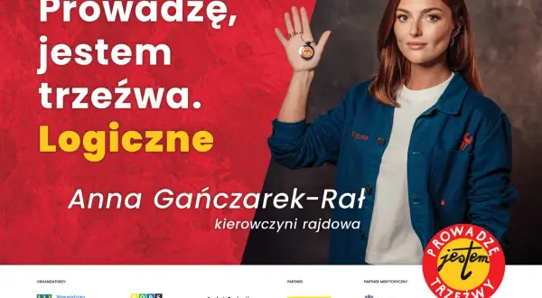 Anna Gańczak-Rał, kierowczyni rajdowa, pokazuje brelok "Prowadzę, jestem trzeźwa. Logiczne". Kampania promuje trzeźwość.