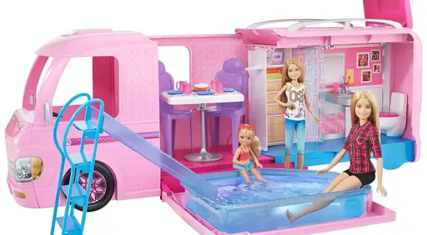 Różowy kamper dla lalek Barbie z basenem, zjeżdżalnią i trzema lalkami.