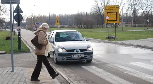 Kobieta na pasach, samochód zbliża się. Kto ma pierwszeństwo na parkingu pieszy czy samochód? Pieszy!
