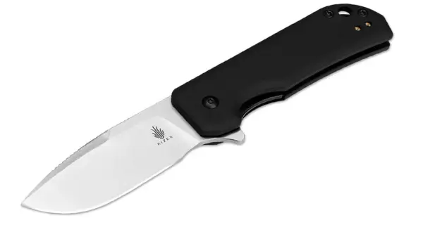 Navaja Kizer con hoja de acero nitro v, mango negro y logo de la marca.