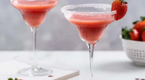 Pyszne drinki z prosecco i truskawkami, które zachwycą każdego