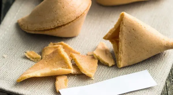 Jakie wróżby do ciastek? Kreatywne pomysły na fortune cookies