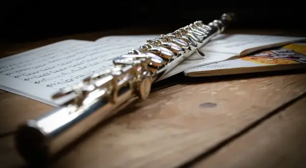 Czy flet poprzeczny jest instrumentem dętym drewnianym? Odkryj prawdę!