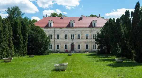 Pałac w Konarzewie sprzedany: nowa właścicielka przywraca historyczny blask