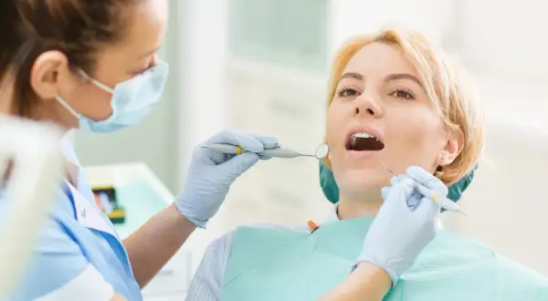 Ile naprawdę kosztuje prywatna wizyta u dentysty? Sprawdź, jak uniknąć wysokich rachunków