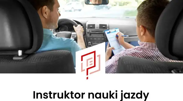 Instruktor nauki jazdy z notatkami w ręku, siedzący obok kursanta za kierownicą.