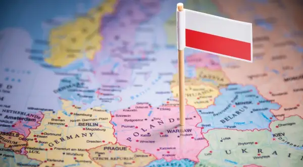 Flaga Polski na mapie Europy, idealna do quizów o Polsce. Poznaj stolice i miasta!