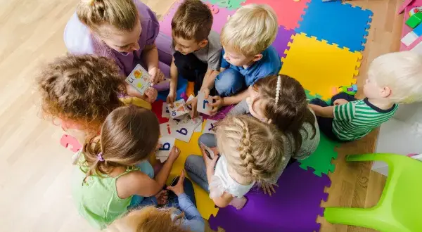 Ile godzin pracuje opiekunka w żłobku? Poznaj prawdę o godzinach pracy