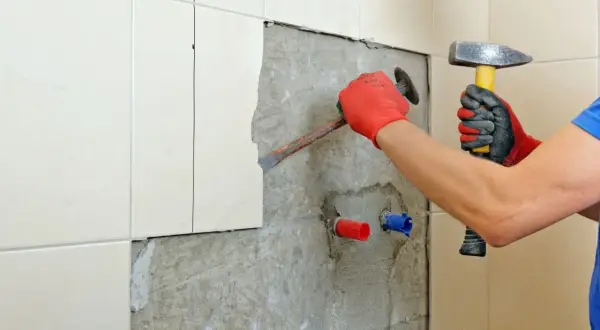Jak skuwać kafelki? Poradnik DIY: Narzędzia, technika, koszty