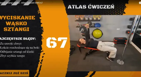 Kobieta wykonuje wyciskanie sztangi wąsko na ławce. Ćwiczenie to floor press, kluczowe dla siły klatki piersiowej.