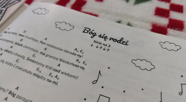 Kolędy na gitarę dla początkujących. Strona z nutami i akordami do kolędy "Bóg się rodzi".
