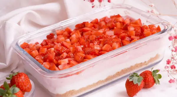 Deliciosa tarta de fresa en capas, con base crujiente, crema y fresas picadas. ¡Un postre perfecto!