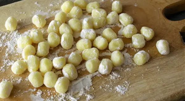 Gnocchi di patate ricetta della nonna pronti per essere cotti. Morbidi e profumati, un classico intramontabile.