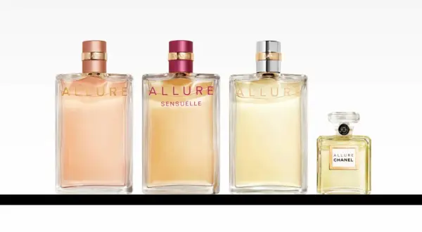 Cztery flakoniki perfum Chanel Allure, w tym wersja Sensuelle, prezentują różne odcienie płynów i nakrętek, tworząc elegancką kompozycję.