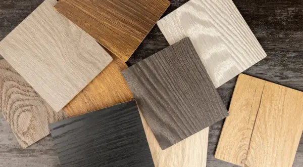 Campioni di finitura mobili in diverse tonalità di legno: nero, grigio, bianco, marrone e naturale.